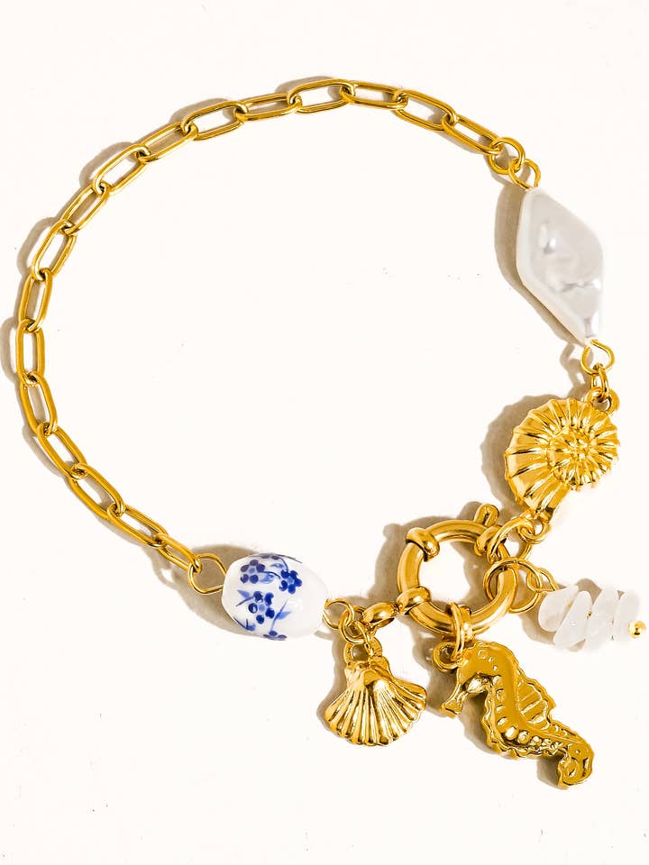 Pulseira charmosa Cecily em ouro 18K com cavalinho-marinho e conchas, não escurece por atacado de Flânerie by MAIQ