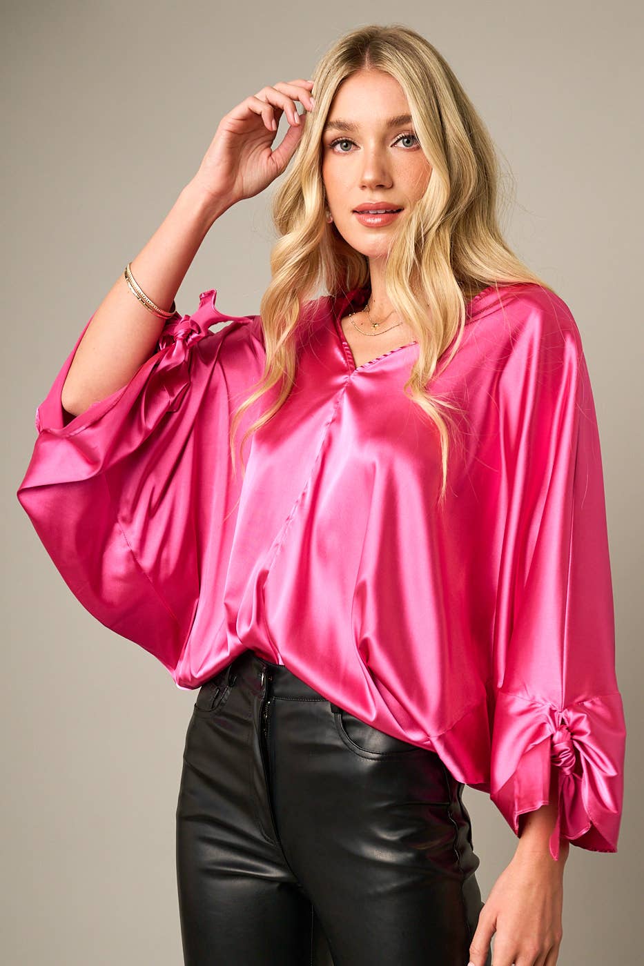 mittoshop - Vente Chemisier – femme - BLOUSE EN SATIN À MANCHES LONGUES AVEC DÉTAIL NŒUD ET COL EN V7