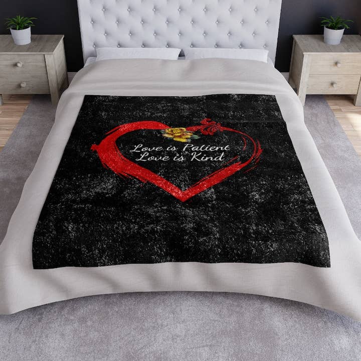 Love is Patient Crushed Velvet Blanket voor wholesale door Pioneer Kitty Market