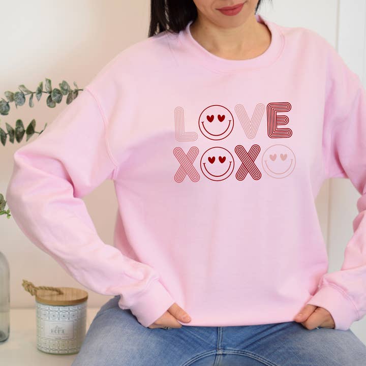 Chandail à capuchon Love Xoxo Pink Valentines pour femme pour la vente par The Intentional Shop