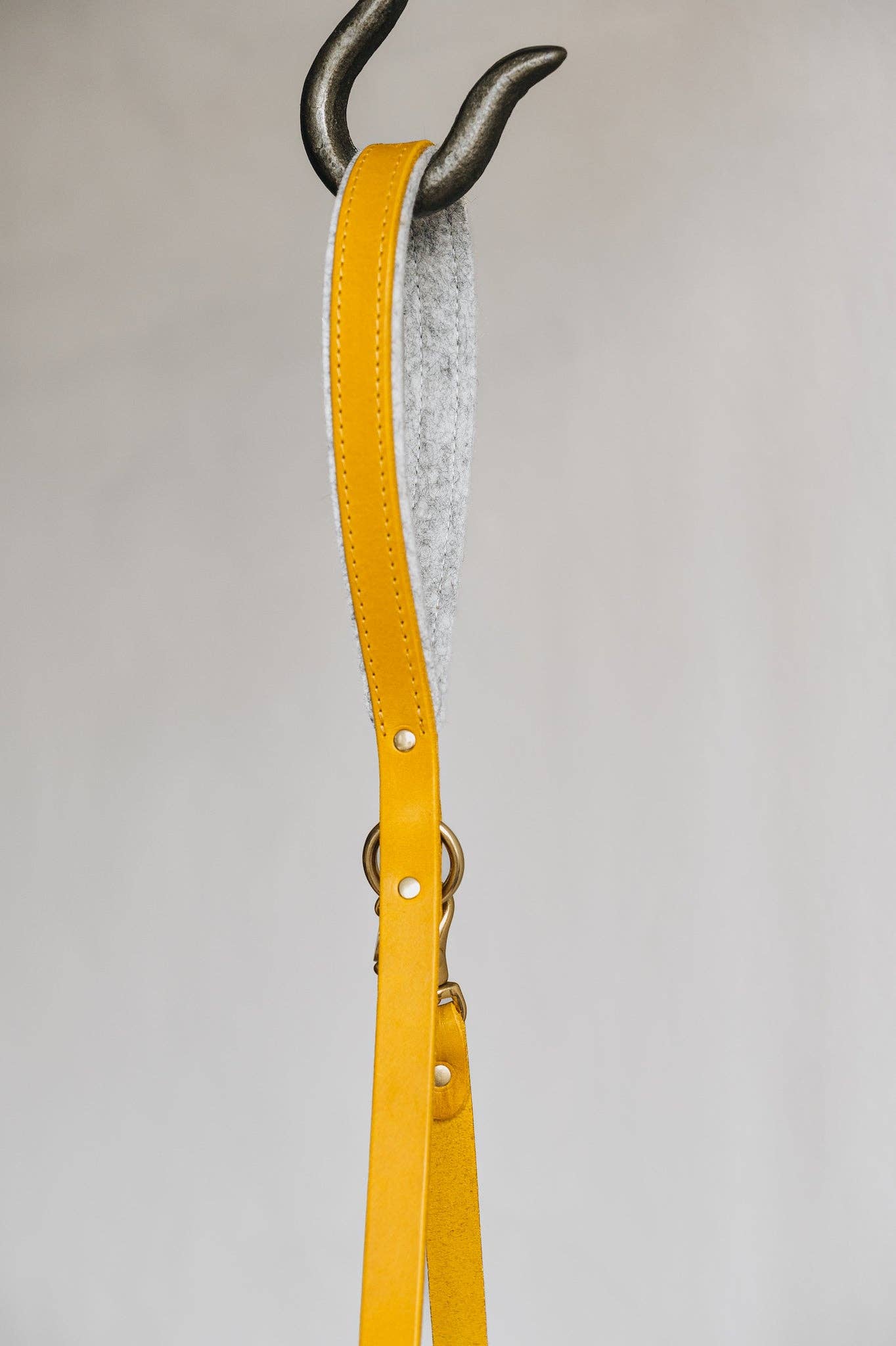 BAND&ROLL - Wholesale Pet Leash - Dog - LIGHTWEIGHT SHORT LEATHER LEASH. HITCH air23