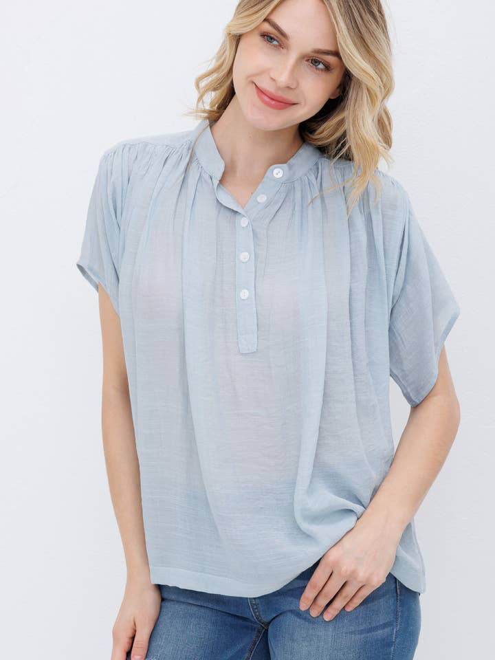 Top a maniche corte con bottoni fluidi sul davanti per la vendita all'ingrosso da parte di Dolly Jolly