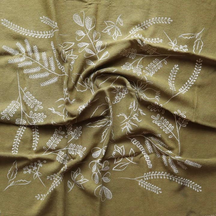 Eco Raw Studio – wholesale Bandana - Dam – Olivgrön botanisk naturligt färgad Bandana (vit bläck)1