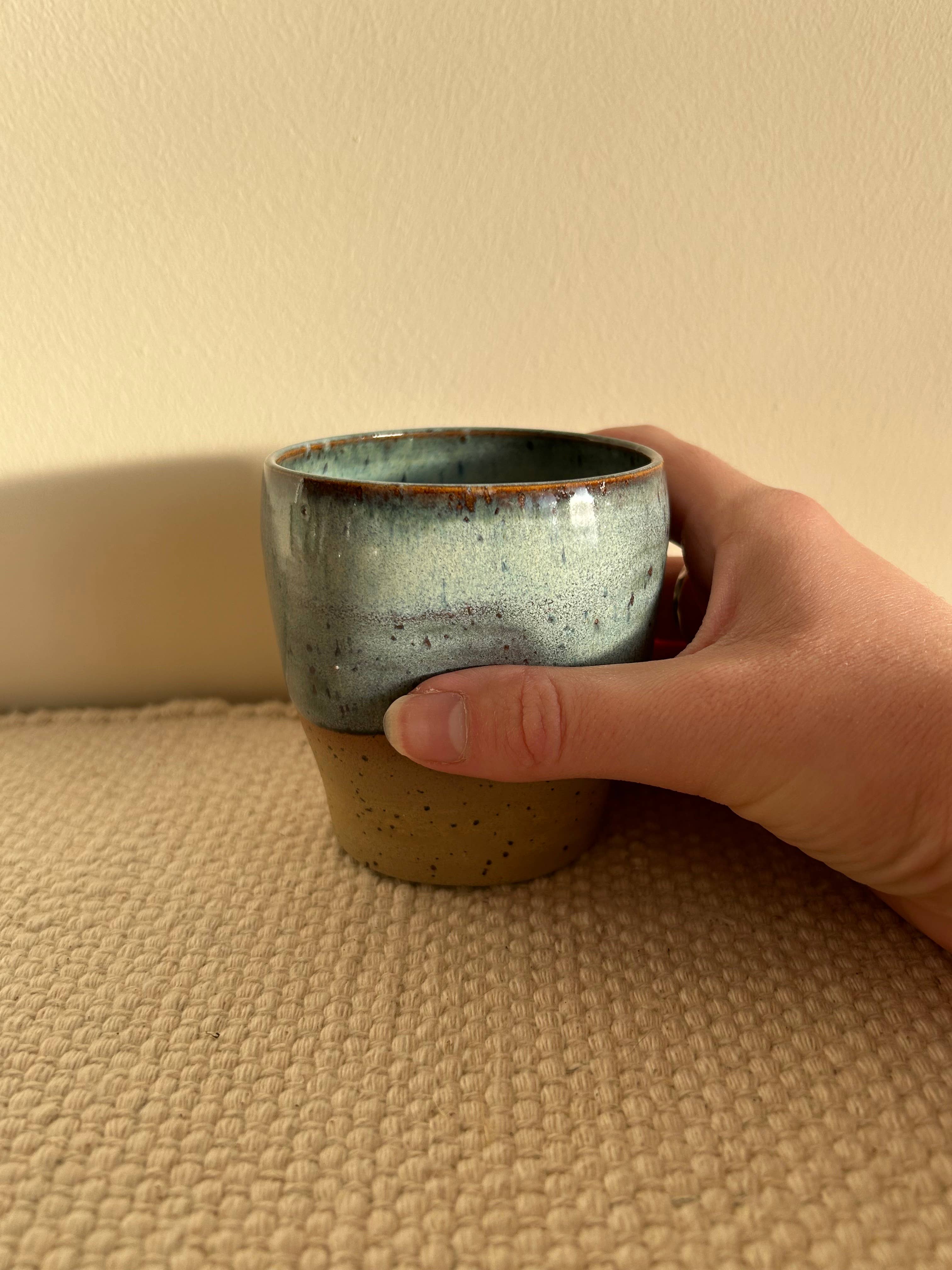 Fernweh Pottery - Vente Tasse à café/thé - Tasse à café à pois bleus0
