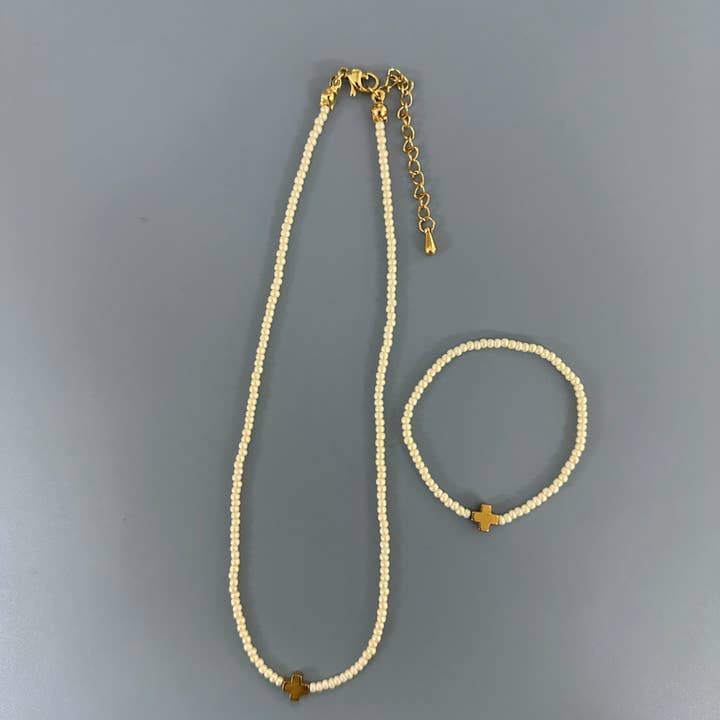 COLLIER CHRÉTIEN EN PERLES DE ROCAILLE EN VERRE KNGRACE pour la vente par Weisinger Designs