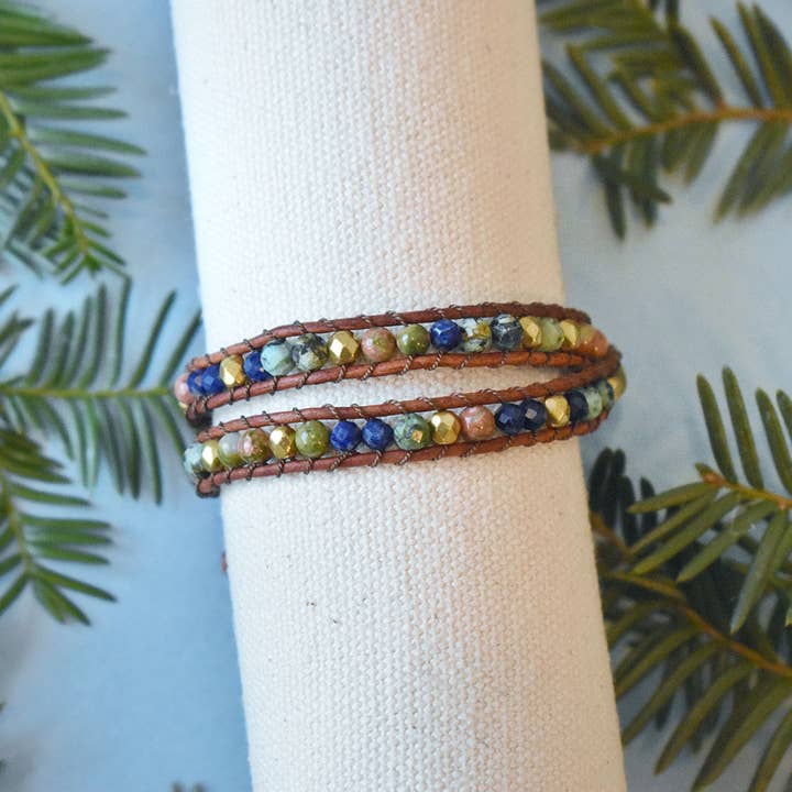 Mountain - Bracelet en cuir avec 2 pierres précieuses pour la vente par Hadley Richards Designs