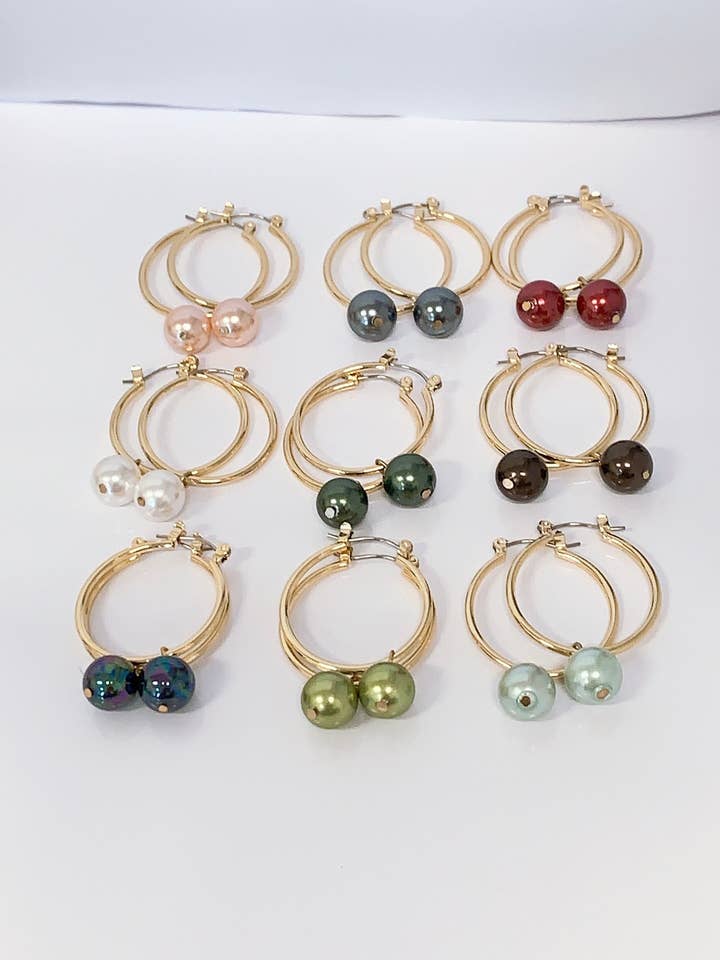 Creolen Muschelperlen Ohrringe: Hamilton Goldohrring mit Muschelperlen für den Großhandel von Anela's Jewelry