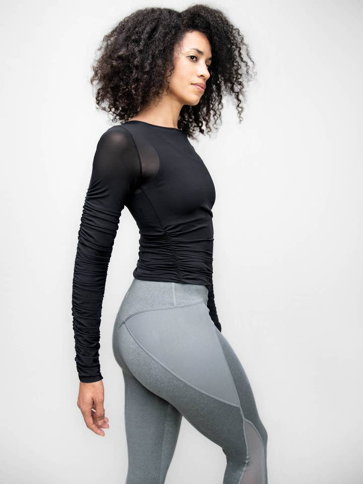 Body Wrappers – wholesale Sportöverdel – Dam – LÅNGÄRMAD ROUCHED MESH TOPP MED BATEAU URRINGNING CZJ253