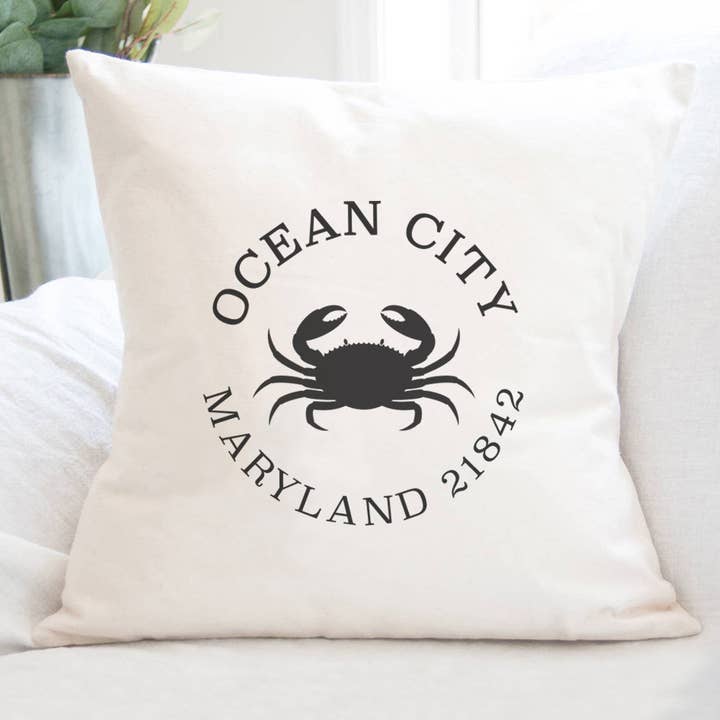 Crab w/ City and State - Coussin carré en toile personnalisé pour la vente par Cottage Shore