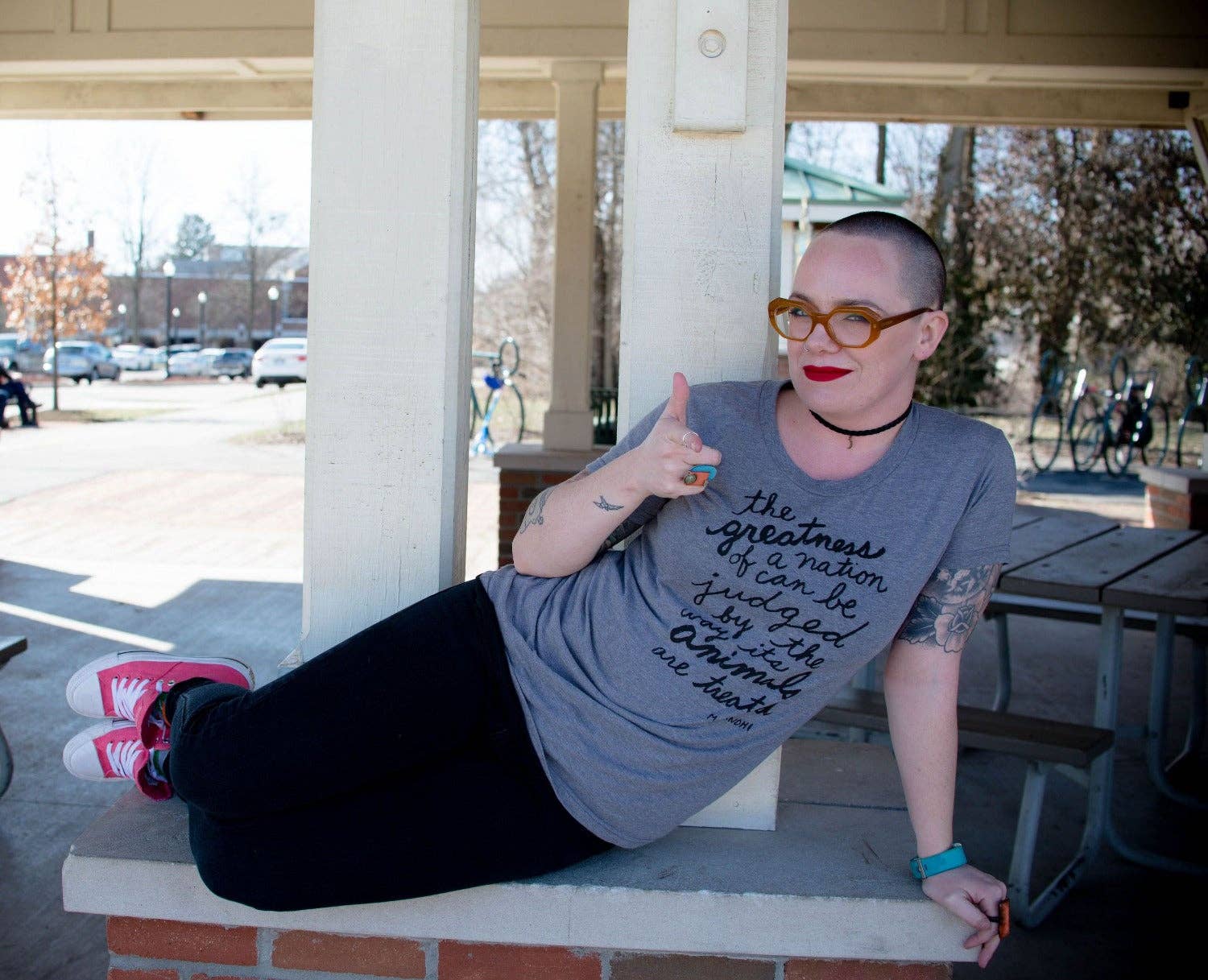 Megan Lee Designs - Vente T-shirt sérigraphié – femme - Animal Society (Gandhi) : T-shirt ou col en V pour femmes0