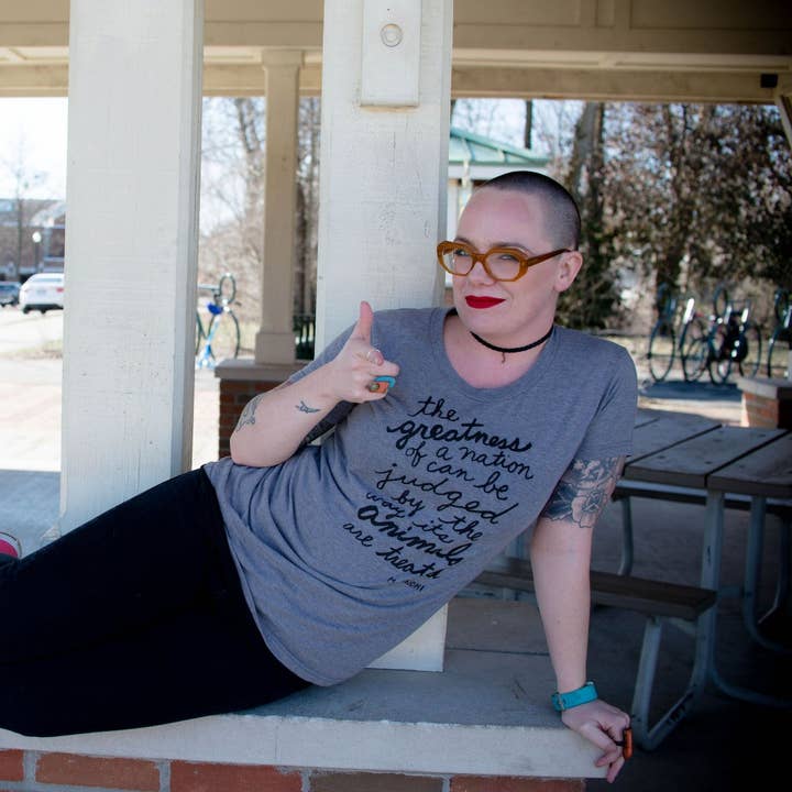 Megan Lee Designs - Vendita all'ingrosso Maglietta serigrafata - Donna - Animal Society (Gandhi): T-shirt da donna o scollo a V0