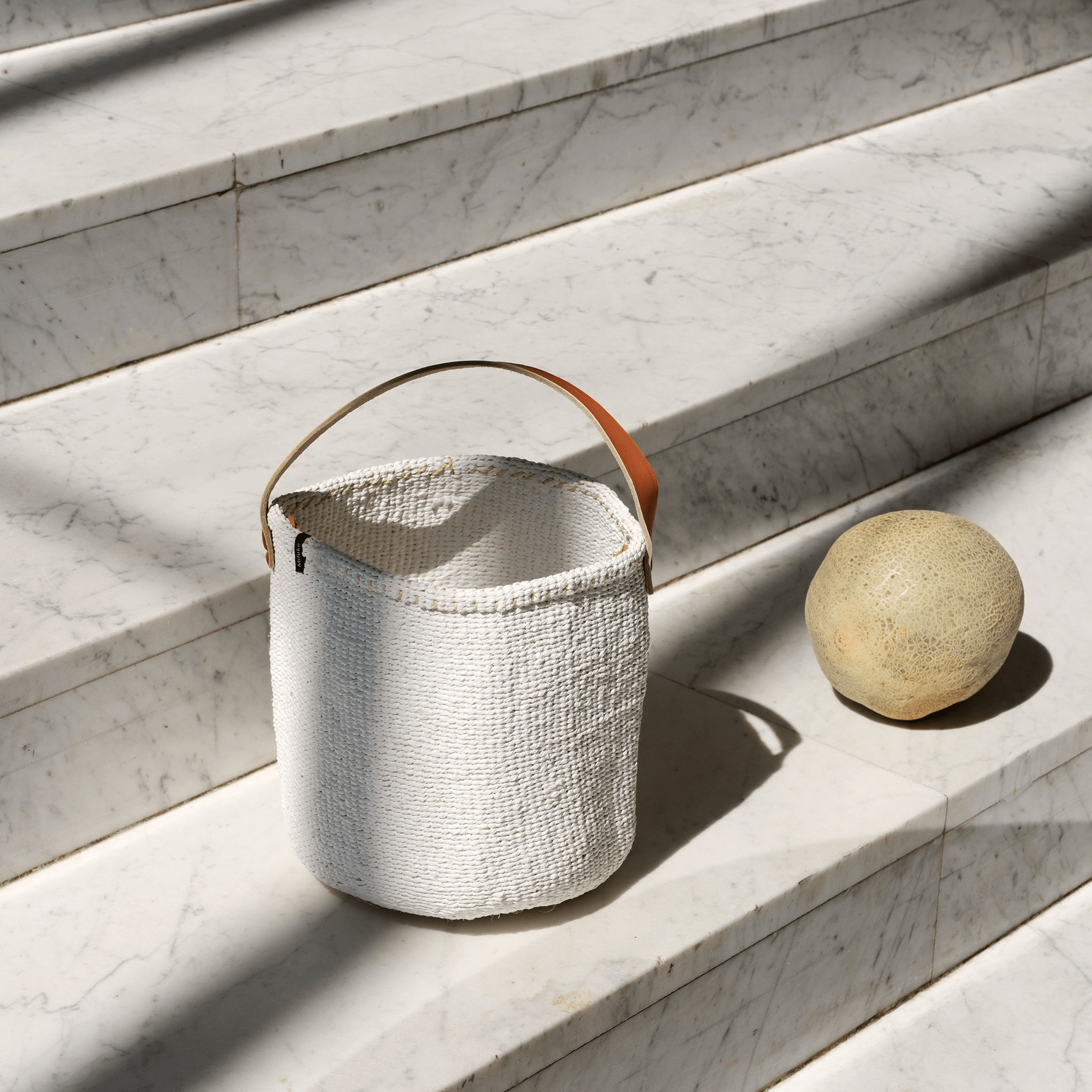 Mifuko - Venta al por mayor Cestas - Cesta Kiondo blanca pequeña con asa1