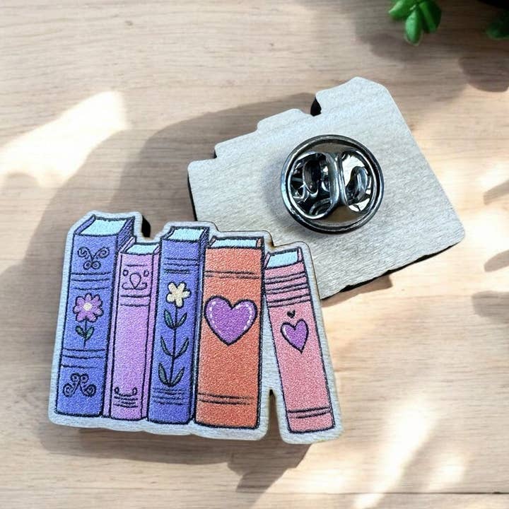 5 Gestapelde Boeken - Houten Speld Badge voor wholesale door The Enamel Pin Factory