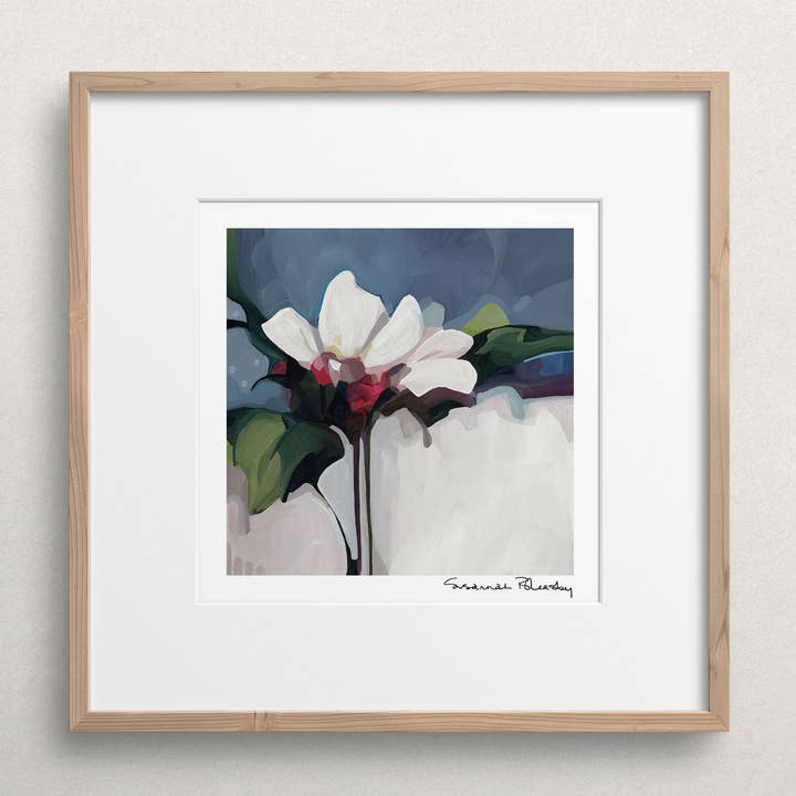 Arte da Parete Floreale | Stampa d'Arte | 'In Bloom - Navy' per la vendita all'ingrosso da parte di Susannah Bleasby Art