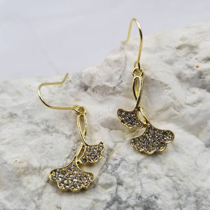 Orecchini in cristallo con foglie di ginkgo per la vendita all'ingrosso da parte di The Pretty Jewellery