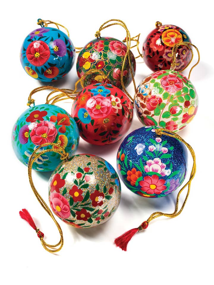 Grande boule en papier mâché peinte à la main pour la vente par Namaste