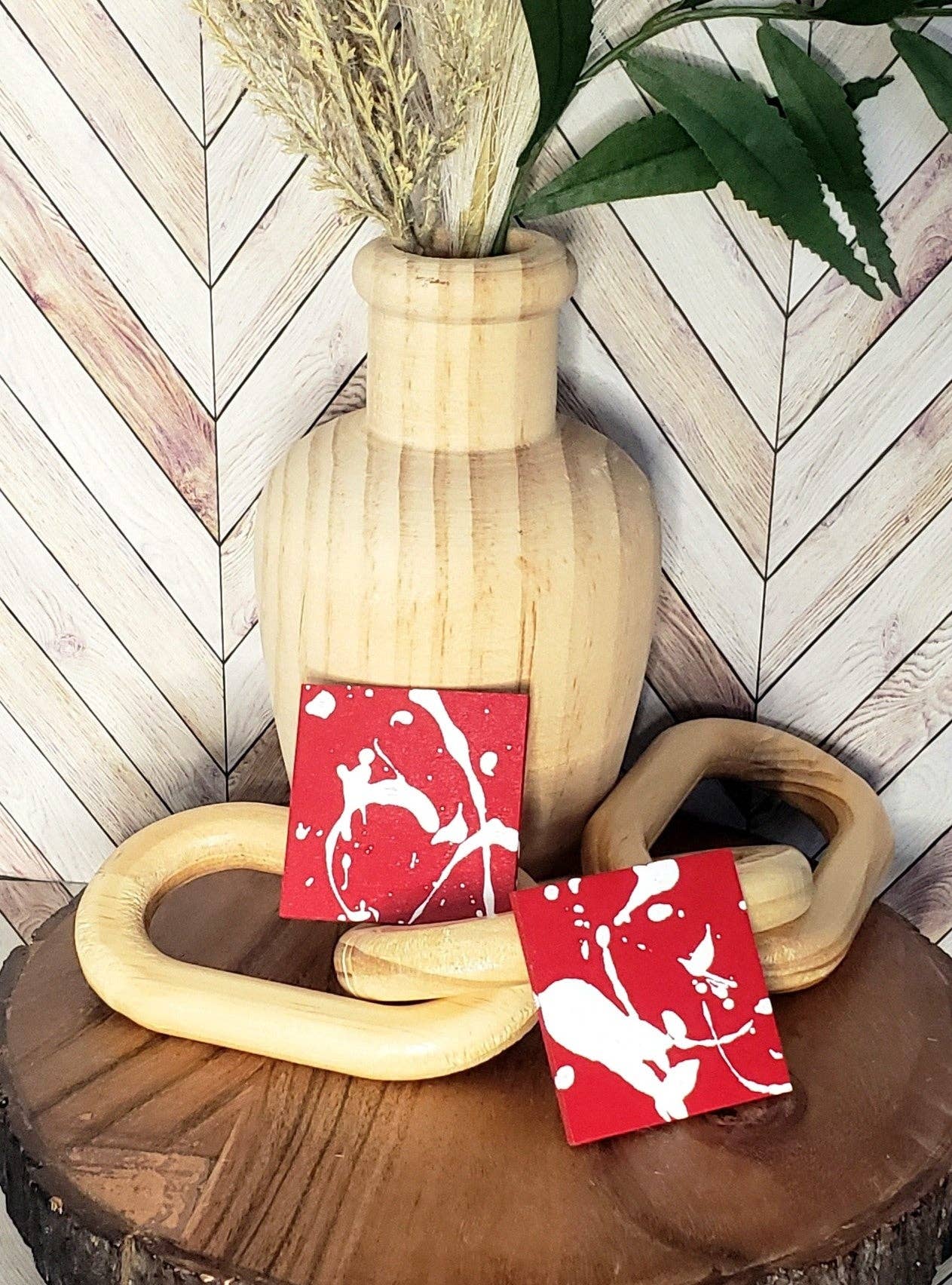 Styled By Jasmine Boutique - Wholesale Hangende/ronde oorbellen - "Square Biz" Handgeschilderde Rood en Witte Oorbellen0