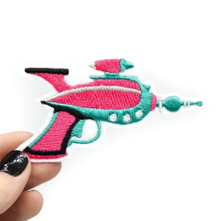 Écusson brodé thermocollant rose Ray Gun pour la vente par Project Pinup
