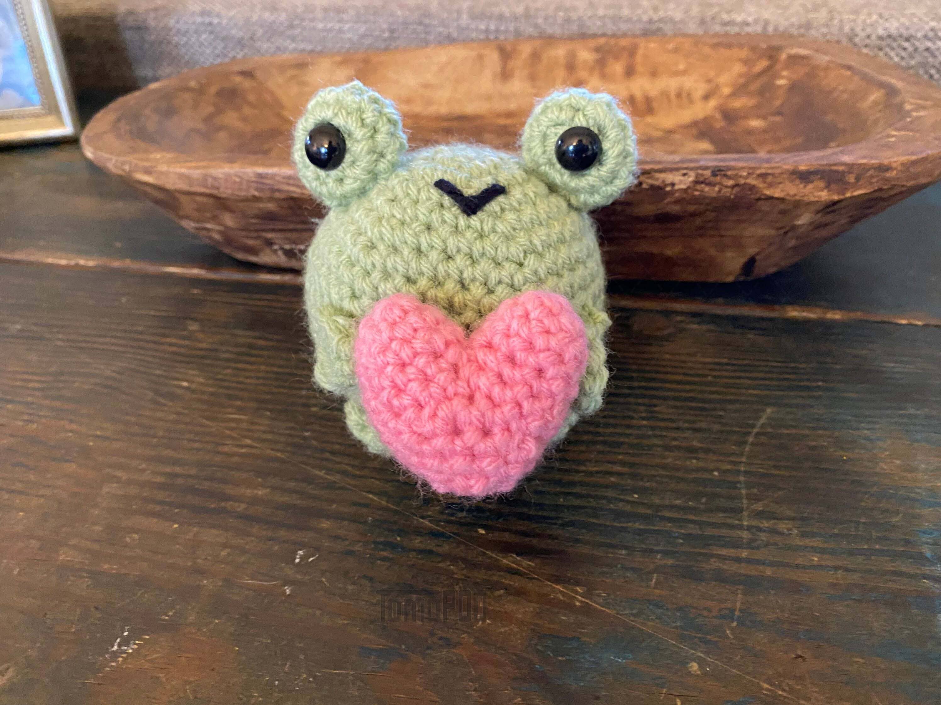 TOMOPOD LLC - Vente Peluche – enfant et bébé - Grenouille de Saint-Valentin au crochet avec cœur, cadeau de Saint-Valentin2