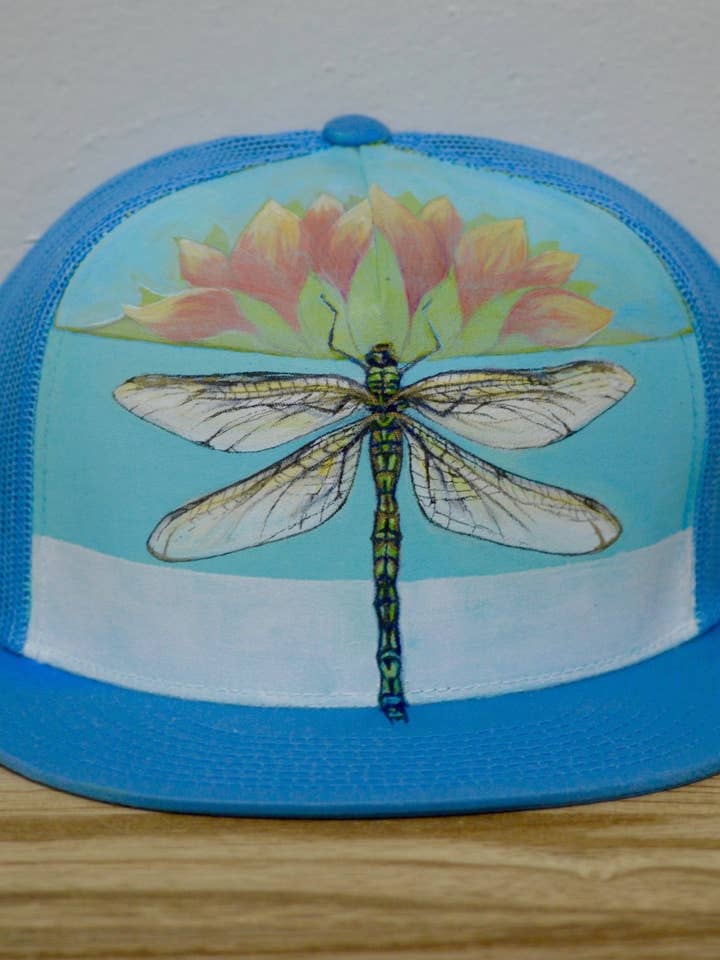 „Dragonfly & Lotus“ håndmalet på Baby Blue Snapback Trucker Hat for engroshandel hos Mary Bea Art