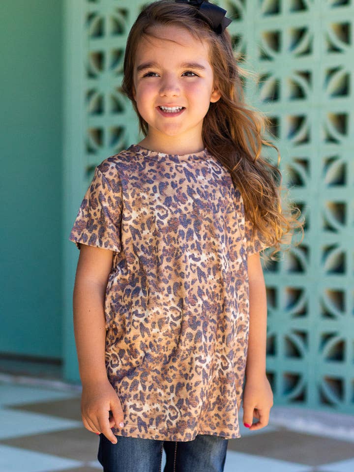 T-shirt à col rond Vintage Cheetah pour fille pour la vente par GRACE+EMMA by Southern Grace