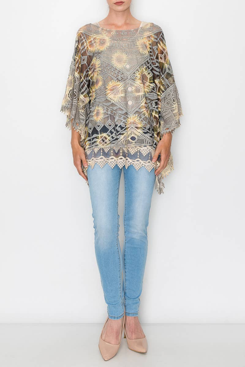 Origami Apparel ~  Lace and Crochet inspired – Großhandel Bluse – Damen – Aufwendig gehäkeltes Poncho-Top mit geometrischen Stickdetails -1139 NAT/BK SUN FL3