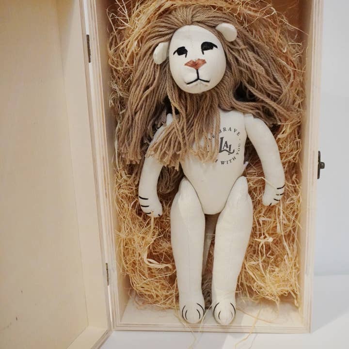 Live As Lions – Engroshandel Plyslegetøj - Børn og baby – „Din løve“ Deluxe: KØB EN GIV EN1