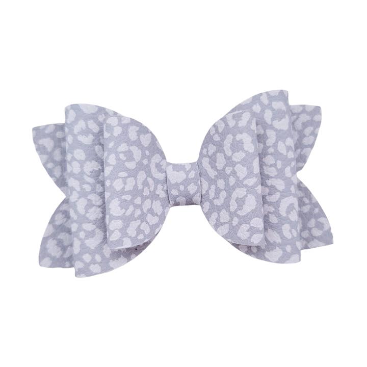 Nœud à cheveux Remi | Nœud empilé | Snow Leopard pour la vente par Caylee & Co