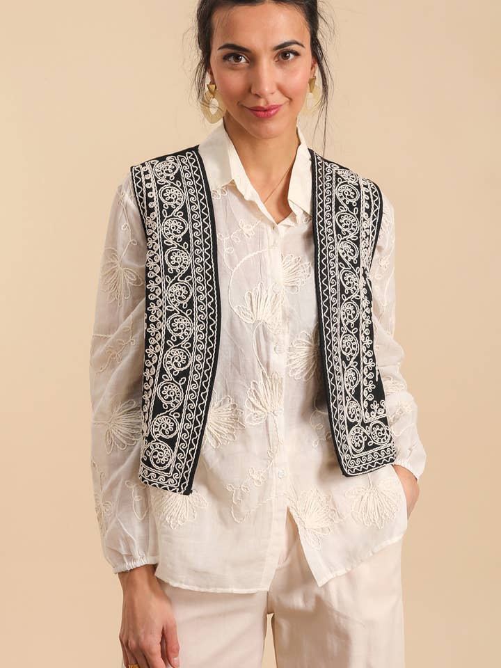 Ærmeløs twill-bomuldsvest med broderi - REF X08 for engroshandel hos INSPIRATION STUDIO