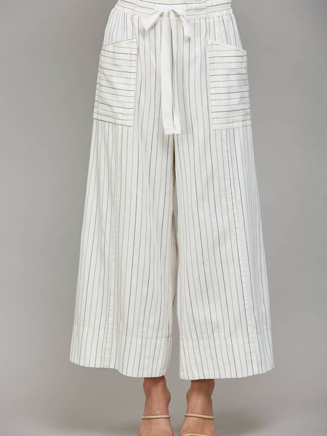 STRIBEDE BUKSER MED FORLOMMEDETALJE OG BRED BENVIDDE FP65053 for engroshandel hos FATE