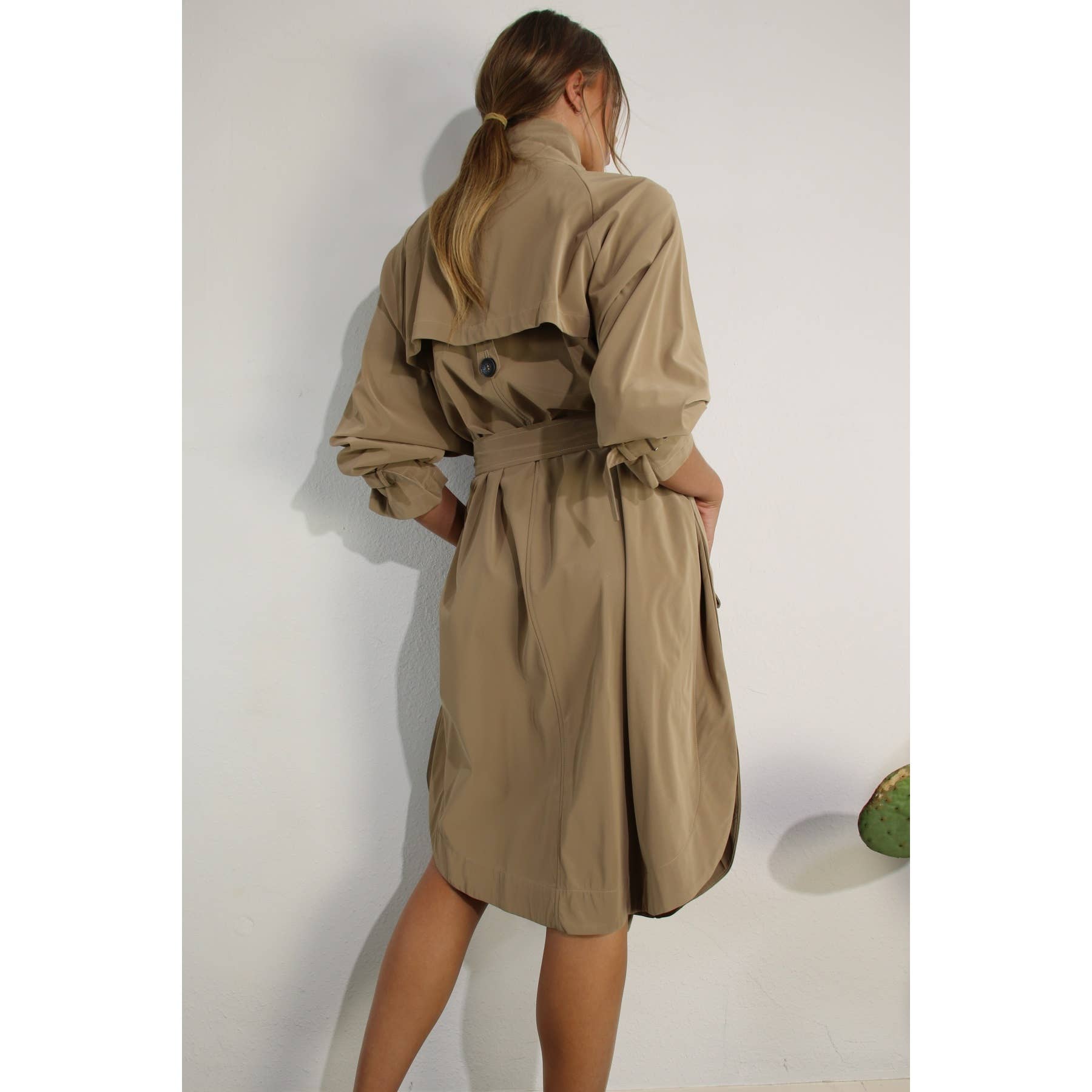 KHAKI TRENCHCOAT I KONSTLÄDER DUK för wholesale på Faire9