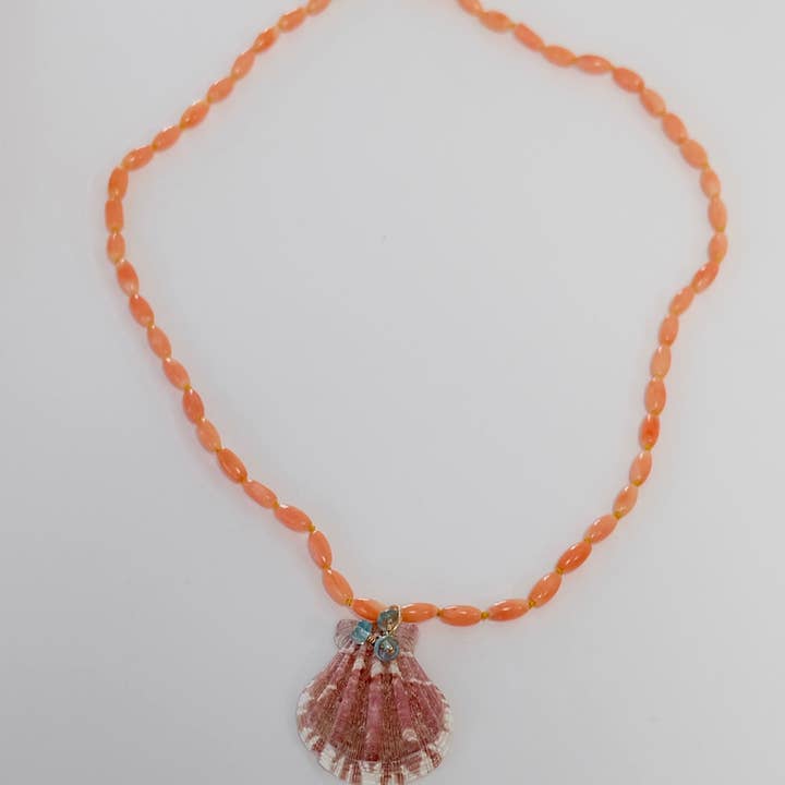Collier en corail avec breloques en coquillage et apatite pour la vente par Coral Strands Fine Jewelry