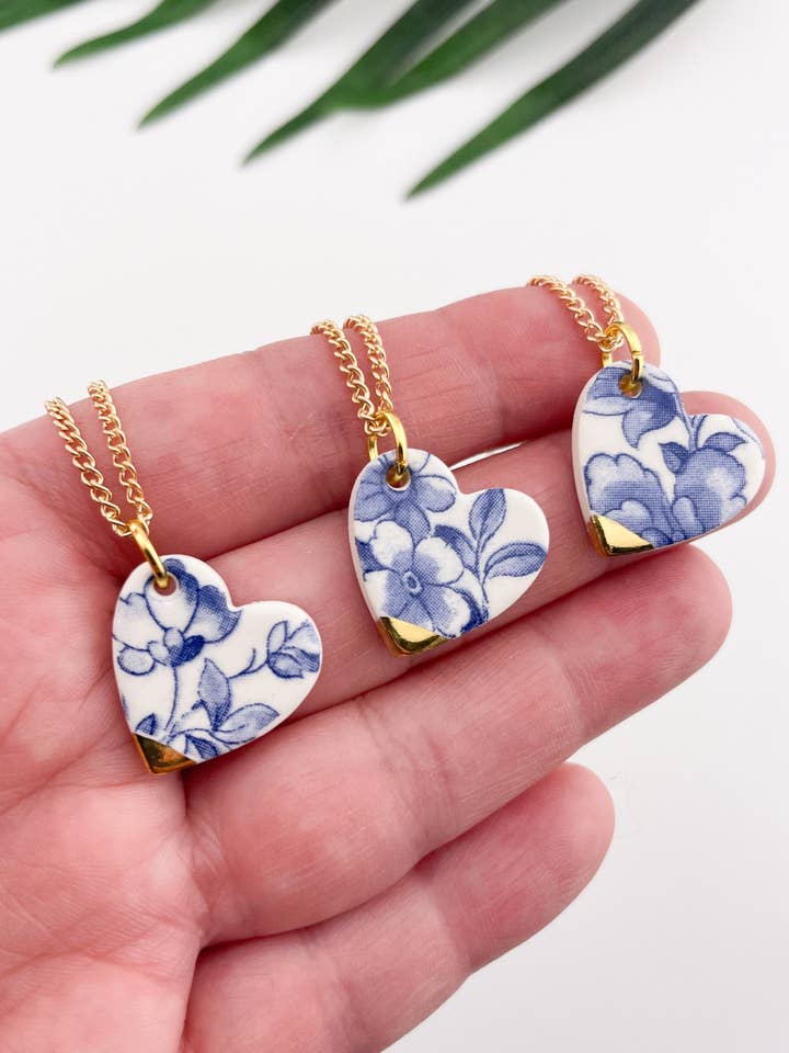 Blå Kina Medium Hjärta (sida) Hängsmycke halsband med guldtopp för wholesale av Clay Blanca