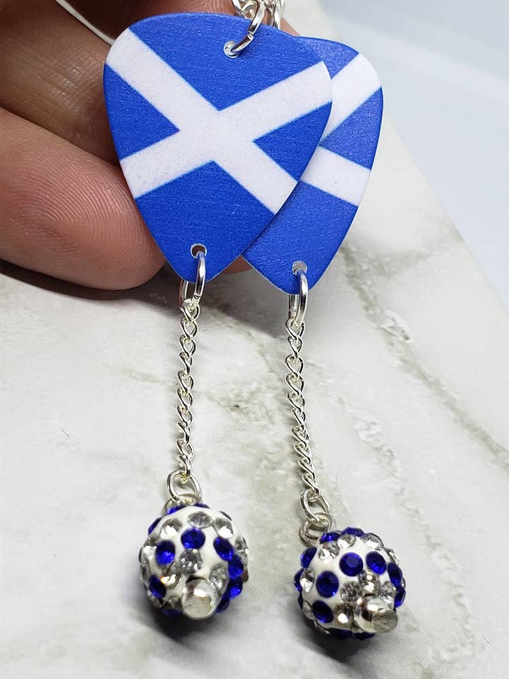 Boucles d'oreilles à médiator représentant le drapeau écossais avec perles pavées à rayures bleues et blanches pour la vente par Simply Raevyn