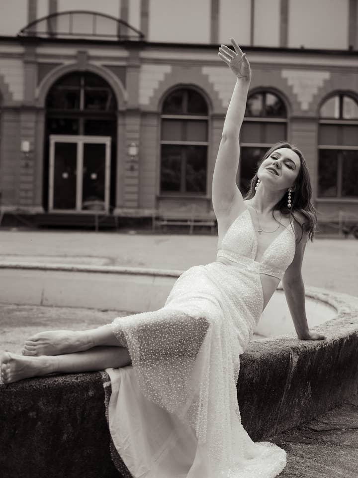 In voorraad maat 6US luxe 70s geborduurde bruidsjurk voor wholesale door PETRA KARA BRIDAL