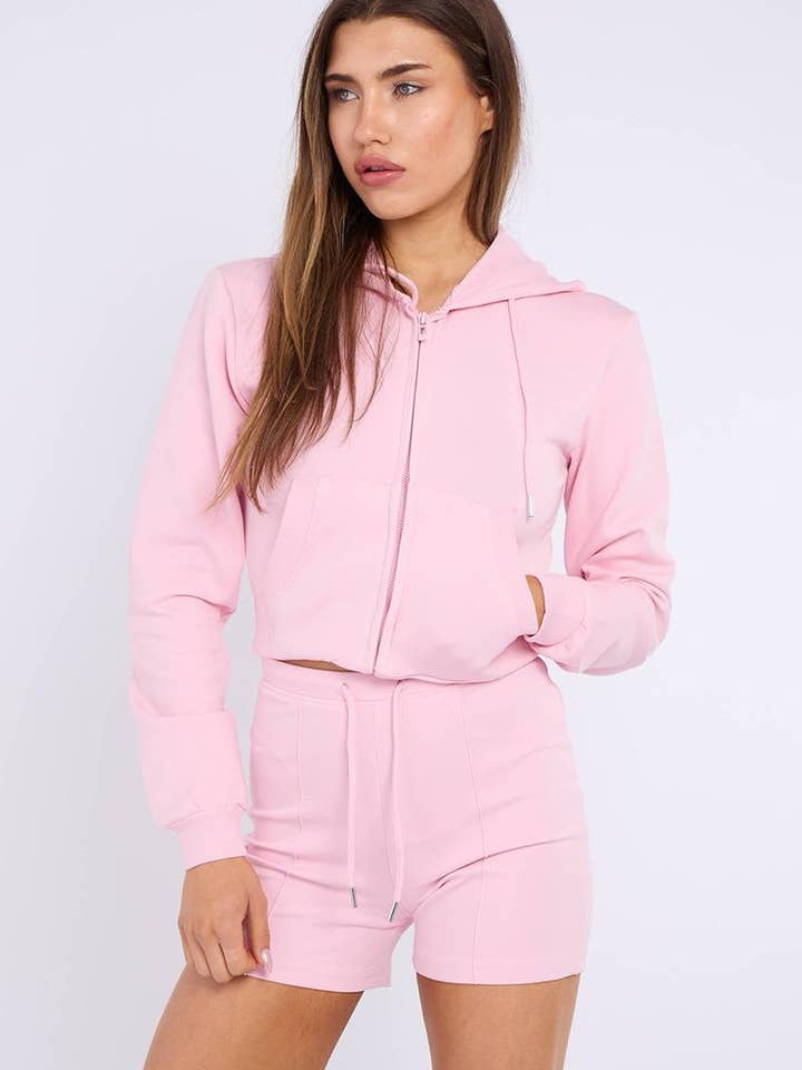 Coordinato in pile con top corto con cappuccio e zip e pantaloncini con dettagli cuciture per la vendita all'ingrosso da parte di AX Labels