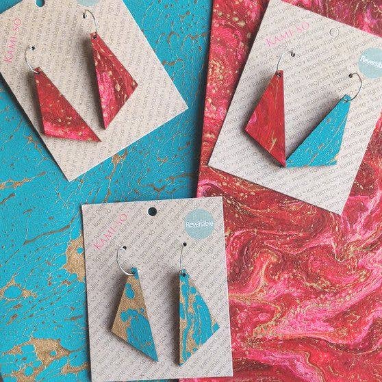 Pendientes triangulares reversibles de papel reciclado, turquesa y dorado/rojo oscuro para venta al por mayor de Kami-so