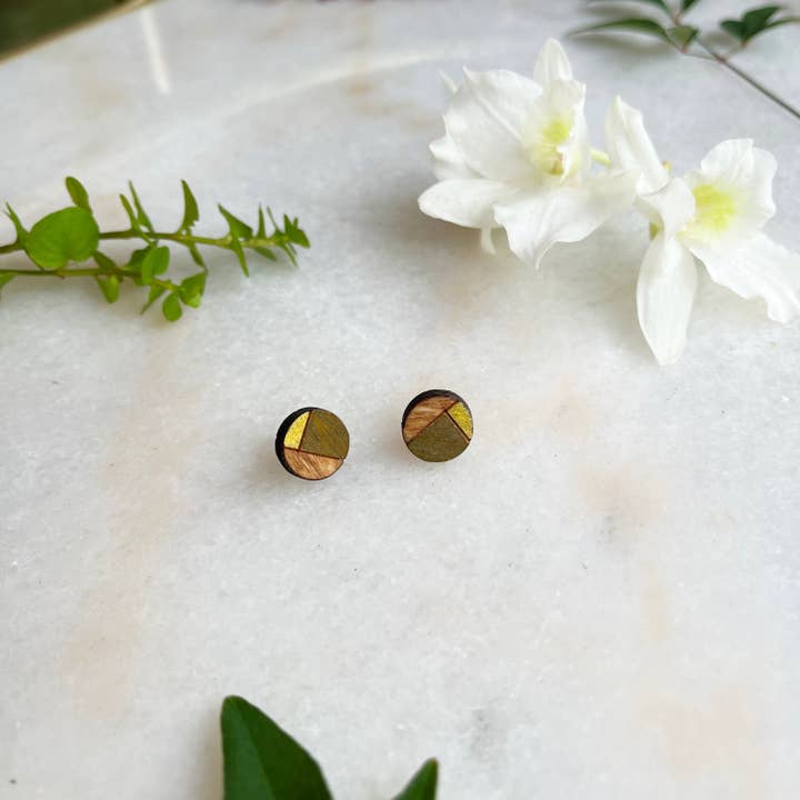 Cirkelvormige stud- tritone Olive voor wholesale door Urban Coyote