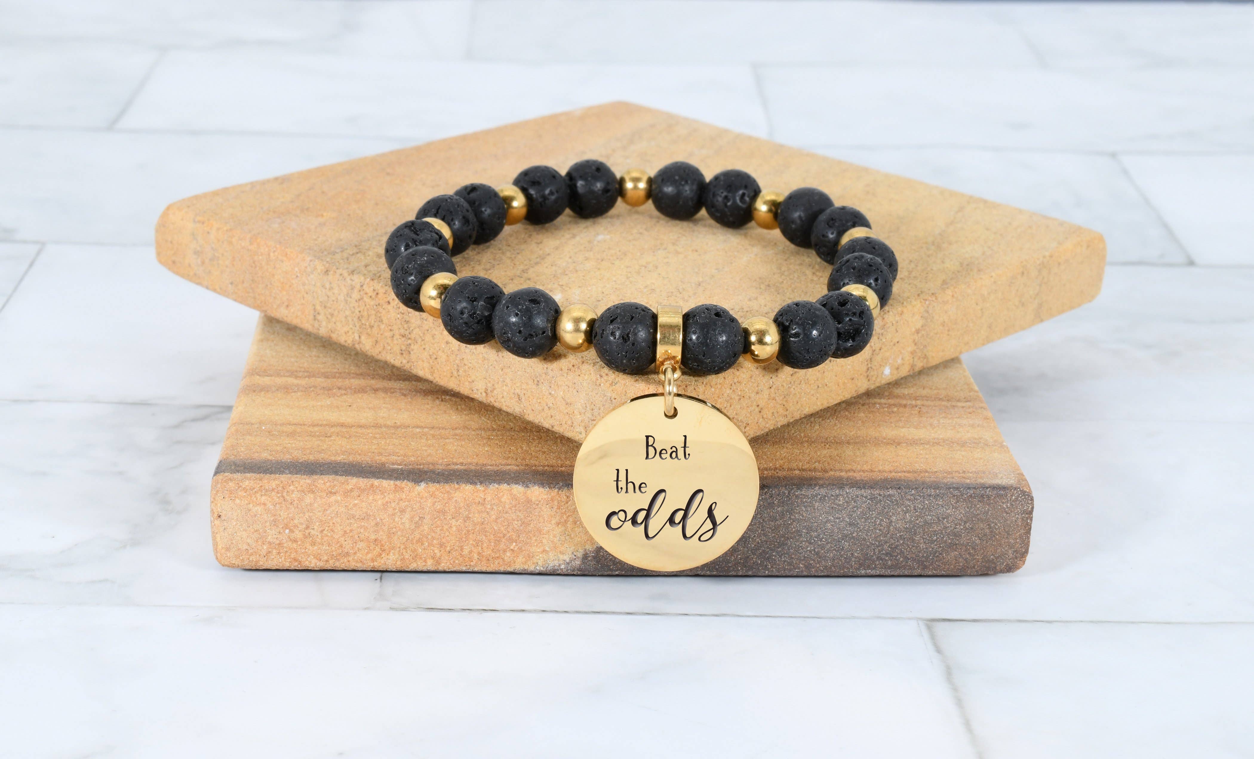 Pink Box – Engroshandel Perlearmbånd – Naturlige Lava inspirerende armbånd i guld Accent3