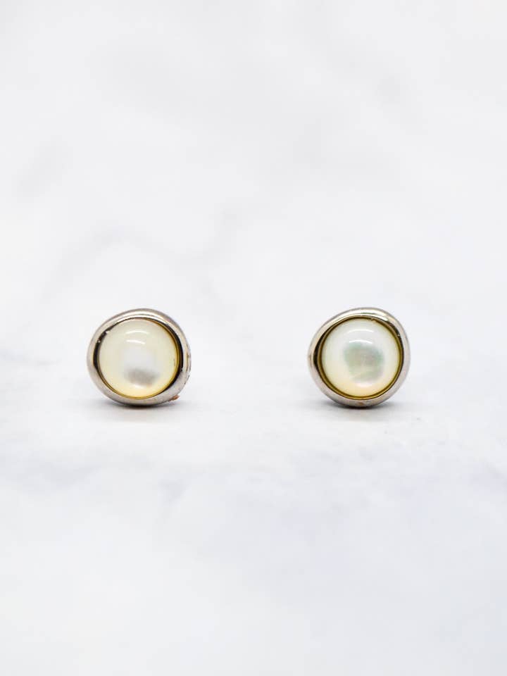 Proverbs Collection Boucles d'oreilles doublet de nacre plaquée rhodium blanc avec lunette organique pour la vente par Willa James