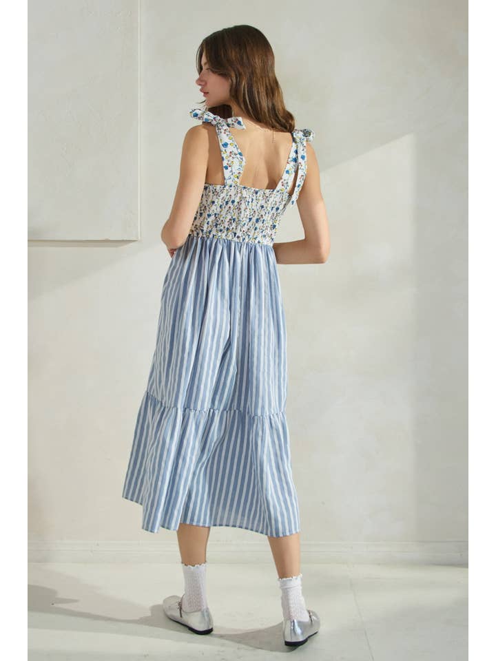 Weiß-Blau-Kombination Midikleid mit Blumenmuster und Streifenmuster-Mix für den Großhandel auf Faire6