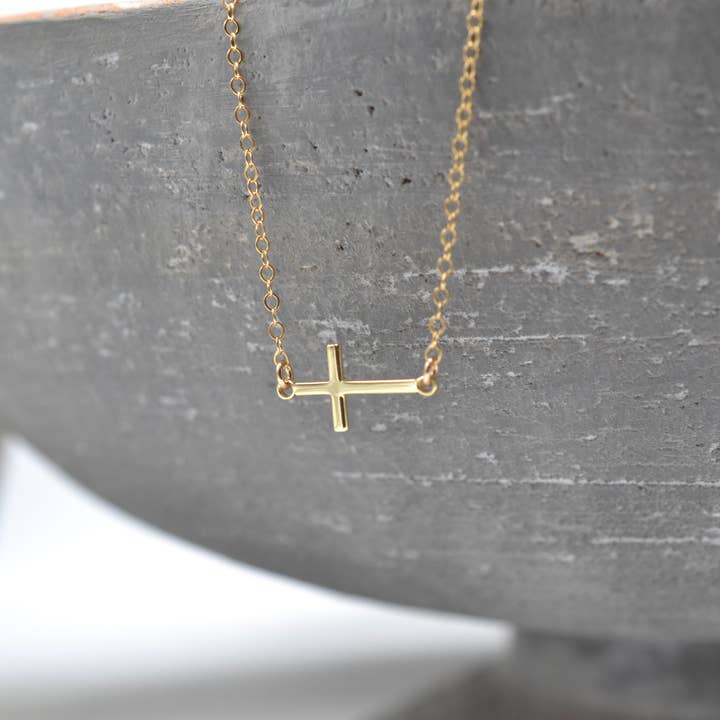 Colar horizontal em cruz fino, folheado a ouro 14k, de alto brilho por atacado de Sela+Sage