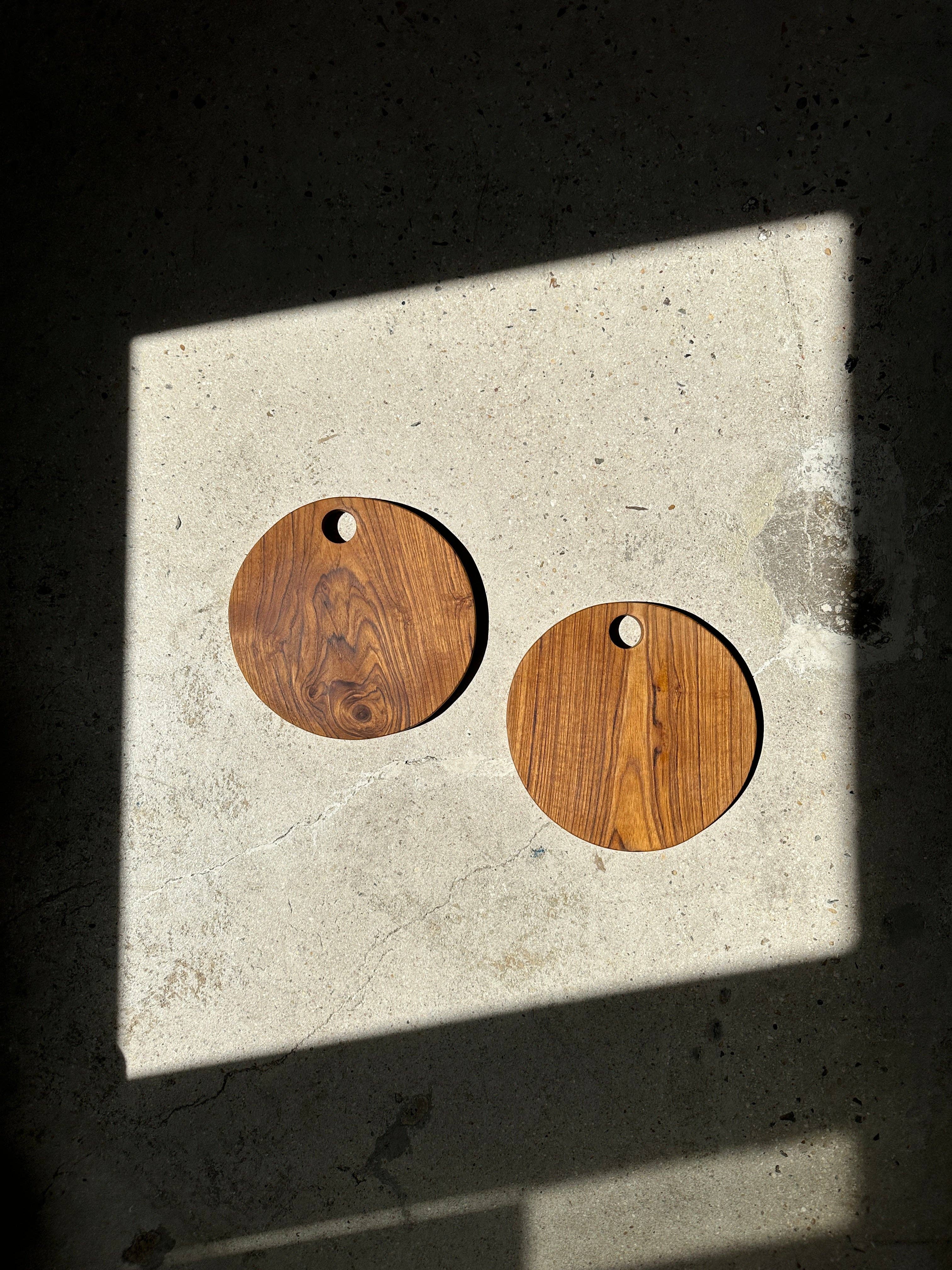 Office Objets – wholesale Skärbräda – Rund skärbräda i urholkad teak D:30118