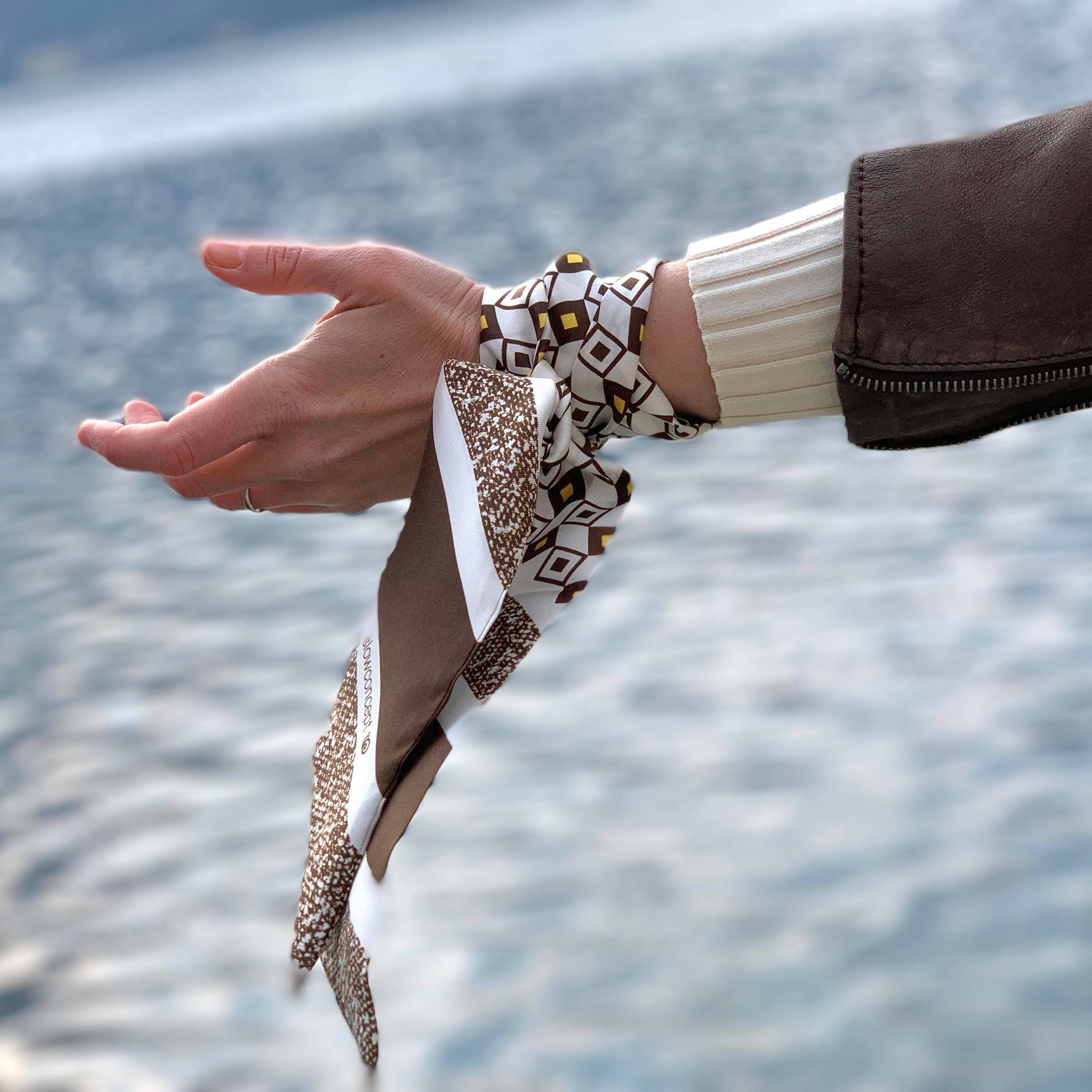 C.C.&Co.Srl - Vendita all'ingrosso Sciarpa - Donna - Bandeau in Pura Seta disegno Geo  colore marrone. Cod 5681