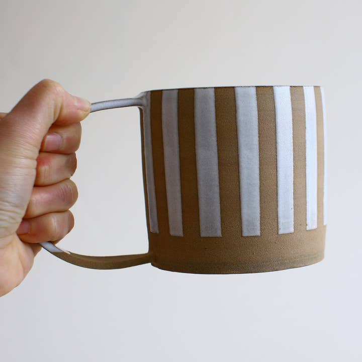 Mugg i stengods med vita ränder för wholesale av Jenni Oh Crafts