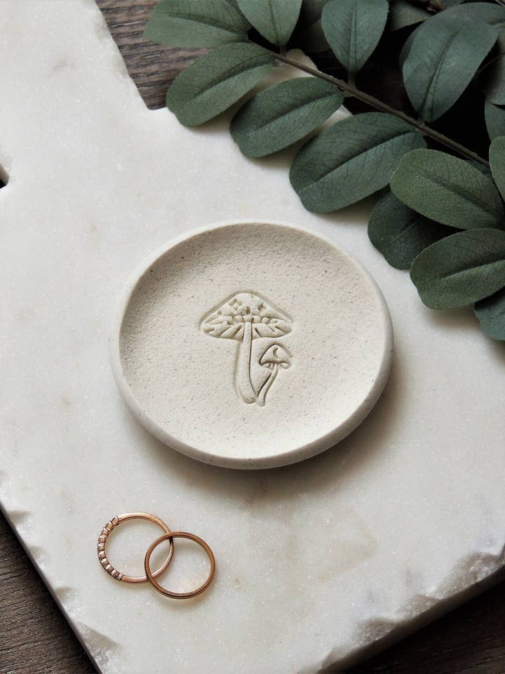 Plat à anneaux aux champignons pour la vente par Elm & Cedar