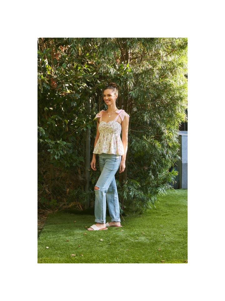 in february – Großhandel Bluse – Damen – ROMANTISCHE FLORALE FLIEßENDE SMOCK-TOP MIT SCHLEIFEN-TRÄGERN34