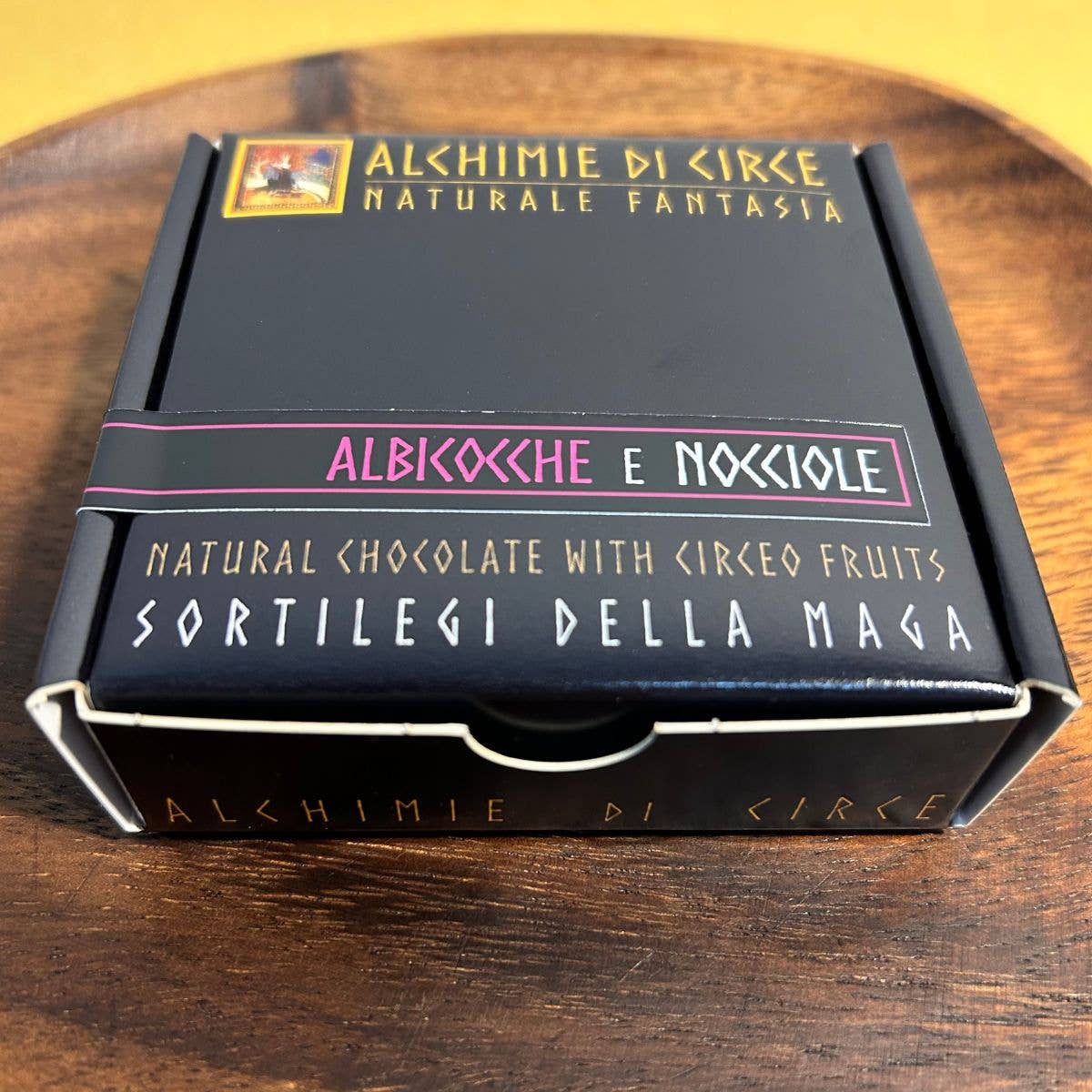 Alchimie di Circe - Wholesale Chocolate Bar - 70% single-origin dark chocolate - Apricot and hazelnuts1