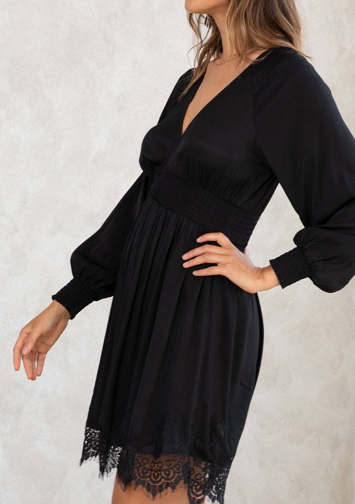 Lovestitch - Vente Robe – femme - Mini-robe à manches longues avec détails en dentelle pour les fêtes4