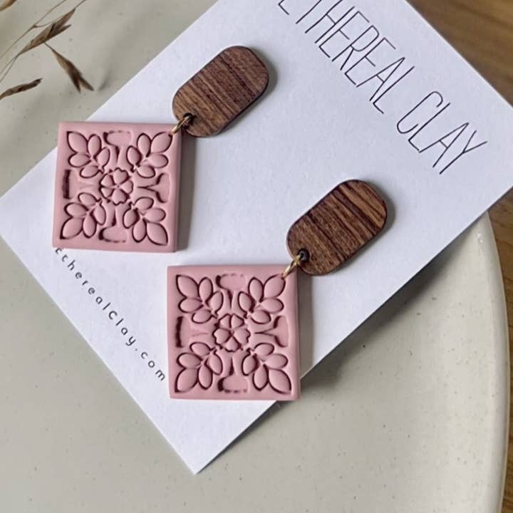 Spring Clay øreringe, blomsterstruktur, enkel stil for engroshandel hos Ethereal Clay